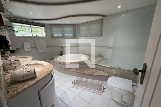 Banheiro da Suíte master de casa de condomínio à venda com 4 quartos, 350m² em Anil, Rio de Janeiro
