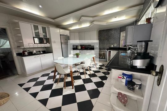 Cozinha de casa de condomínio à venda com 4 quartos, 350m² em Anil, Rio de Janeiro