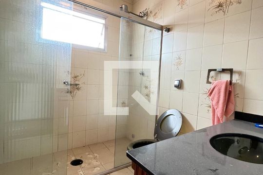 Banheiro Quarto 2 de casa à venda com 5 quartos, 500m² em Vila Campestre, São Paulo