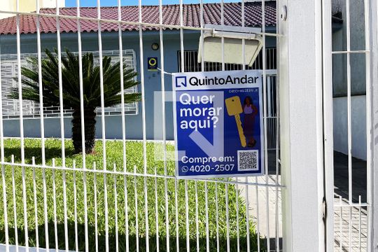 Fachada de casa à venda com 3 quartos, 248m² em Medianeira, Porto Alegre