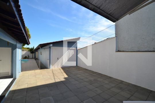 Garagem Fechada para 4 Veículos de casa à venda com 3 quartos, 248m² em Medianeira, Porto Alegre