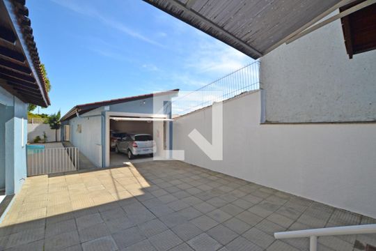 Garagem Fechada para 4 Veículos de casa à venda com 3 quartos, 248m² em Medianeira, Porto Alegre