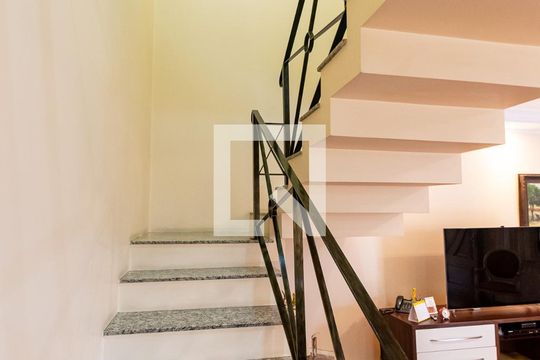 Escadas de casa à venda com 4 quartos, 157m² em Vila Paulista, São Paulo