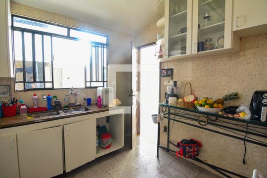 Cozinha de casa à venda com 3 quartos, 400m² em Conjunto Califórnia, Belo Horizonte