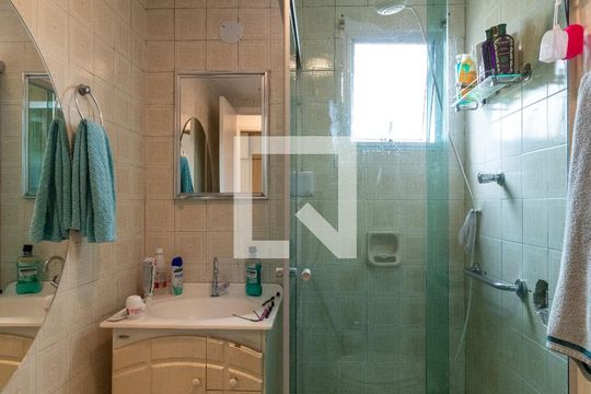 Banheiro de apartamento à venda com 2 quartos, 60m² em Vila Ipojuca, São Paulo