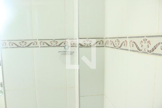 Banheiro de apartamento para alugar com 2 quartos, 95m² em Guilhermina, Praia Grande