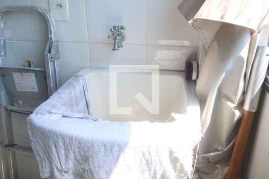 Área de Serviço de apartamento para alugar com 2 quartos, 95m² em Guilhermina, Praia Grande