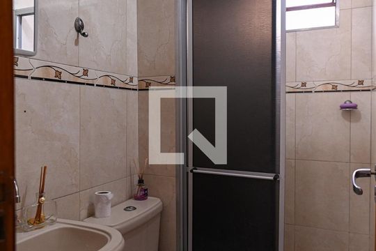 Banheiro de apartamento para alugar com 3 quartos, 55m² em Vila Heliopolis, São Paulo