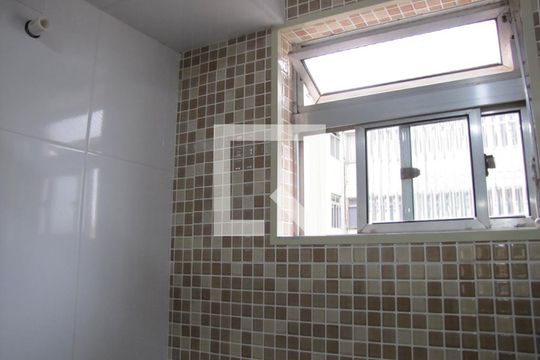 Banheiro de apartamento à venda com 2 quartos, 49m² em Conjunto Habitacional Padre Manoel de Paiva, São Paulo