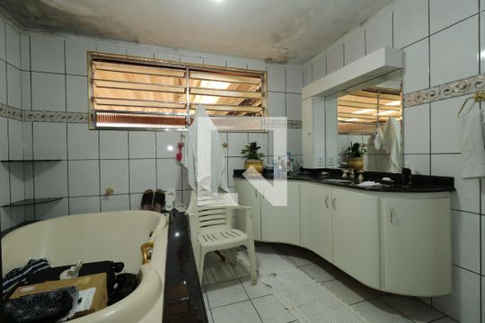Banheiro da Suite de casa à venda com 2 quartos, 400m² em Vila Curuca, Santo André