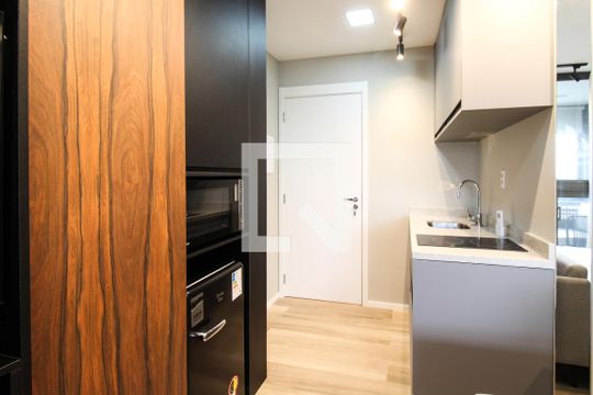 Cozinha de apartamento para alugar com 1 quarto, 28m² em Itaim Bibi, São Paulo