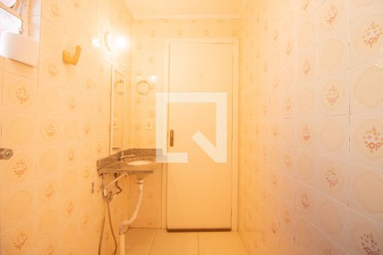 Banheiro de apartamento à venda com 1 quarto, 59m² em Chácara das Pedras, Porto Alegre