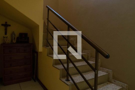 Escada de casa para alugar com 6 quartos, 450m² em Pechincha, Rio de Janeiro