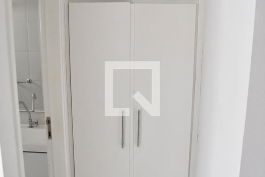 Banheiro de kitnet/studio para alugar com 1 quarto, 28m² em Santa Cecília, São Paulo