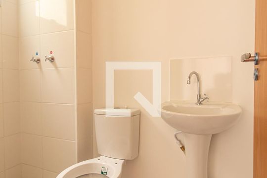 Banheiro de apartamento para alugar com 2 quartos, 45m² em Guaratiba, Rio de Janeiro