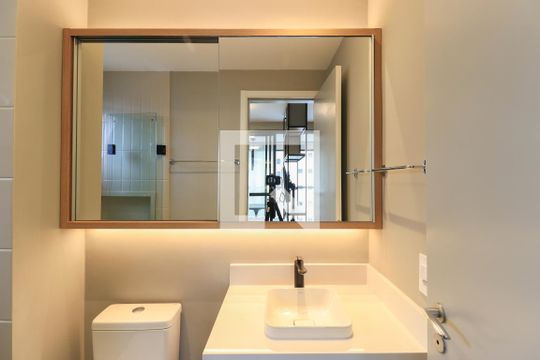 Banheiro de kitnet/studio para alugar com 1 quarto, 29m² em Campo Belo, São Paulo