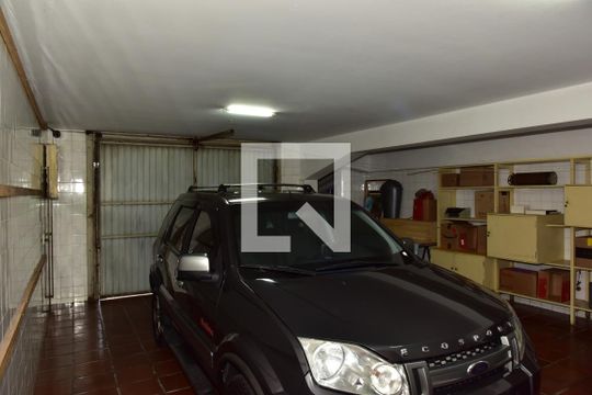Garagem de casa à venda com 3 quartos, 180m² em Campo Grande, São Paulo