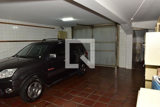 Garagem de casa à venda com 3 quartos, 180m² em Campo Grande, São Paulo