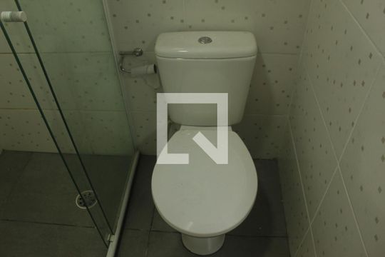 Banheiro de kitnet/studio para alugar com 1 quarto, 18m² em Parque Alves de Lima, São Paulo