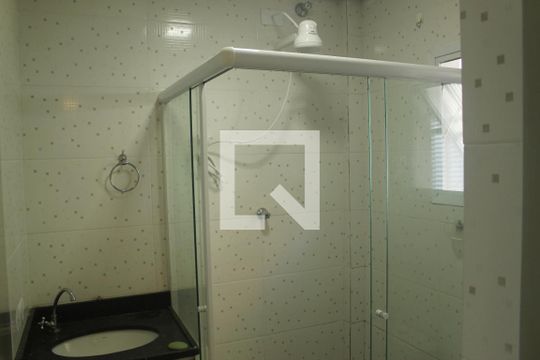 Banheiro de kitnet/studio para alugar com 1 quarto, 18m² em Parque Alves de Lima, São Paulo