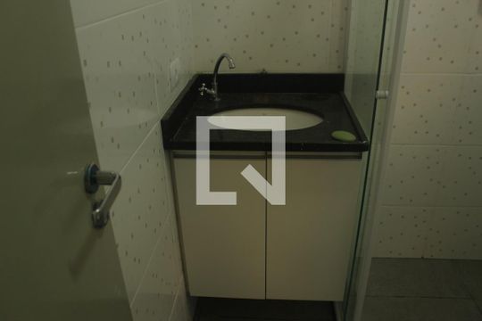 Banheiro de kitnet/studio para alugar com 1 quarto, 18m² em Parque Alves de Lima, São Paulo