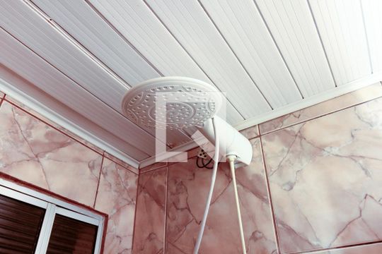 Banheiro de apartamento para alugar com 2 quartos, 45m² em Santo Antônio, Porto Alegre