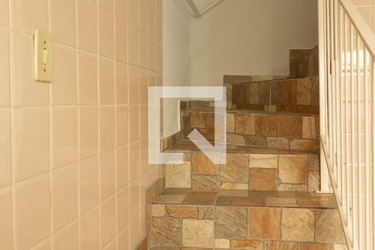Escada de casa para alugar com 2 quartos, 78m² em Vila Santa Catarina, Americana