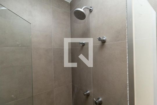 Banheiro de kitnet/studio para alugar com 1 quarto, 36m² em Pinheiros, São Paulo