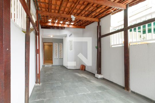 Garagem de casa para alugar com 2 quartos, 80m² em Jardim Regina, São Paulo