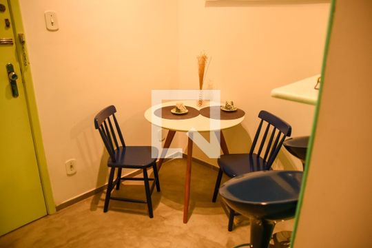 Sala 1 de apartamento para alugar com 1 quarto, 42m² em Copacabana, Rio de Janeiro