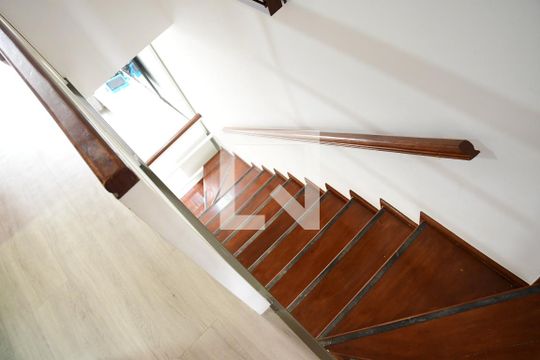 Escadas de casa de condomínio para alugar com 3 quartos, 90m² em Jardim Barbacena, Cotia