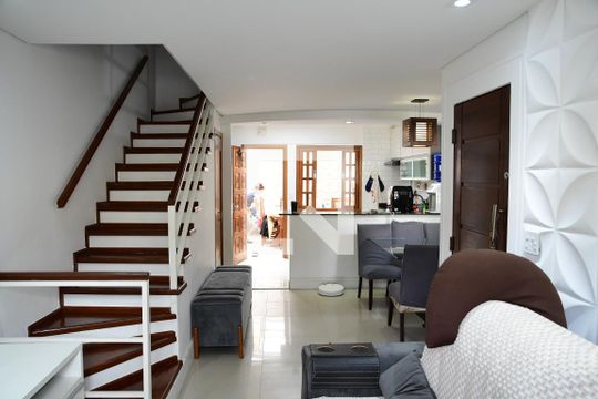 Sala de casa de condomínio para alugar com 3 quartos, 90m² em Jardim Barbacena, Cotia