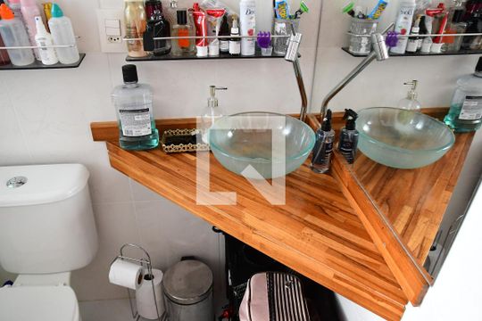 Banheiro da Suíte de casa de condomínio para alugar com 3 quartos, 90m² em Jardim Barbacena, Cotia