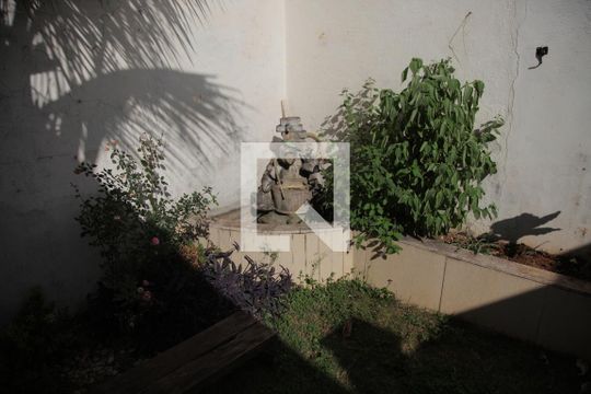 Área Externa de casa à venda com 3 quartos, 135m² em Quitaúna, Osasco