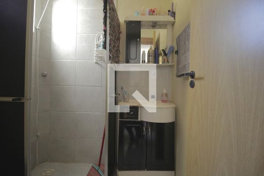 Banheiro de apartamento à venda com 2 quartos, 42m² em Olaria, Canoas