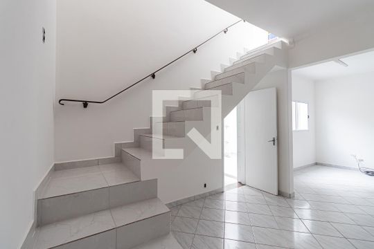 Sala / Escadas de casa para alugar com 2 quartos, 100m² em Chácara Santo Antônio (zona Leste), São Paulo