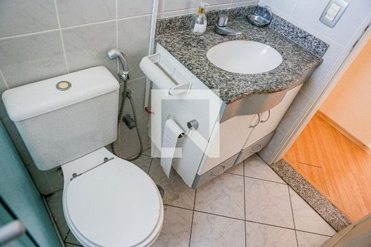 Banheiro de apartamento para alugar com 2 quartos, 50m² em Jardim Bela Vista, Santo André