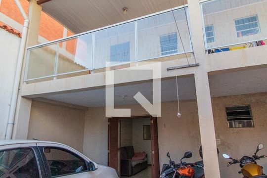 Área externa de casa à venda com 2 quartos, 200m² em Partenon, Porto Alegre