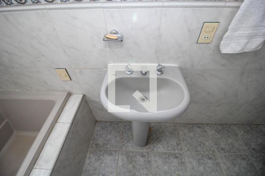 Banheiro Social de apartamento para alugar com 2 quartos, 90m² em Glória, Rio de Janeiro