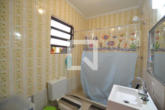 Banheiro de casa à venda com 5 quartos, 196m² em Santo Antonio, Porto Alegre