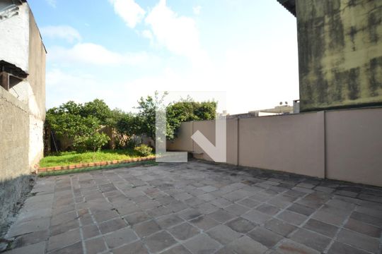 Quintal de casa à venda com 5 quartos, 196m² em Santo Antonio, Porto Alegre