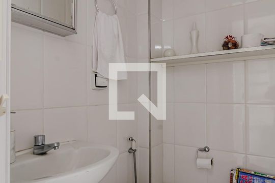 Banheiro de serviço de apartamento para alugar com 2 quartos, 101m² em Sumaré, São Paulo