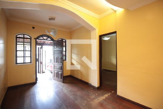 Sala de casa à venda com 7 quartos, 360m² em Rio Branco, Belo Horizonte