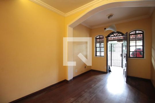 Sala de casa à venda com 7 quartos, 360m² em Rio Branco, Belo Horizonte