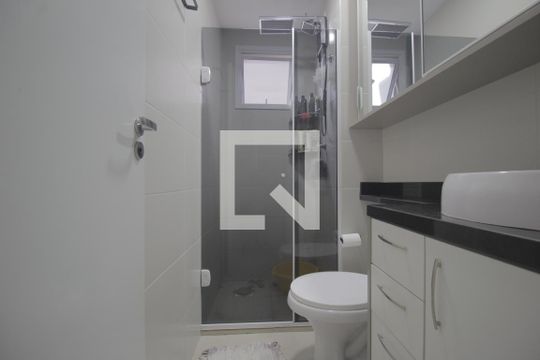 Banheiro de apartamento à venda com 2 quartos, 48m² em Olaria, Canoas