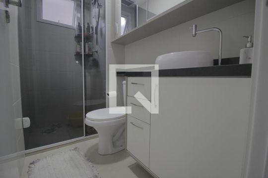 Banheiro de apartamento à venda com 2 quartos, 48m² em Olaria, Canoas