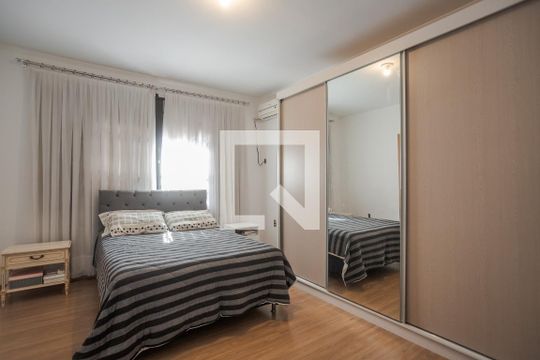 Suíte de casa à venda com 5 quartos, 400m² em Chácara das Pedras, Porto Alegre