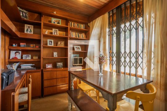 Escritório de casa à venda com 5 quartos, 400m² em Chácara das Pedras, Porto Alegre
