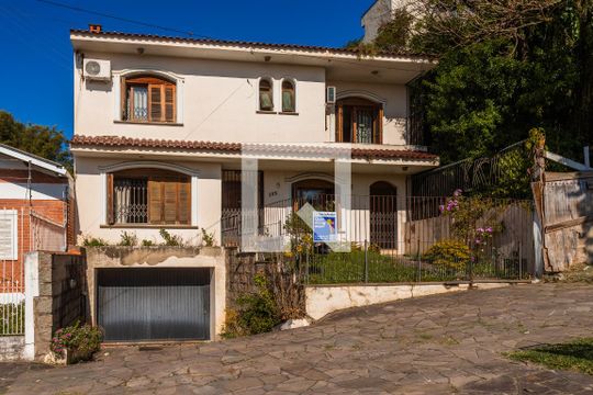 Fachada de casa à venda com 5 quartos, 400m² em Chácara das Pedras, Porto Alegre