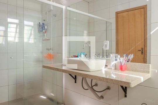 Banheiro da Suíte de casa à venda com 5 quartos, 400m² em Chácara das Pedras, Porto Alegre